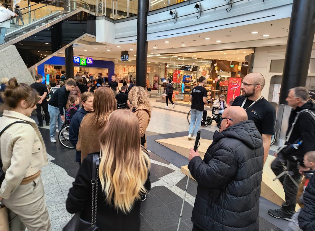 Korytarz Galerii Krakowskiej wypełniony uczestnikami warsztatów.