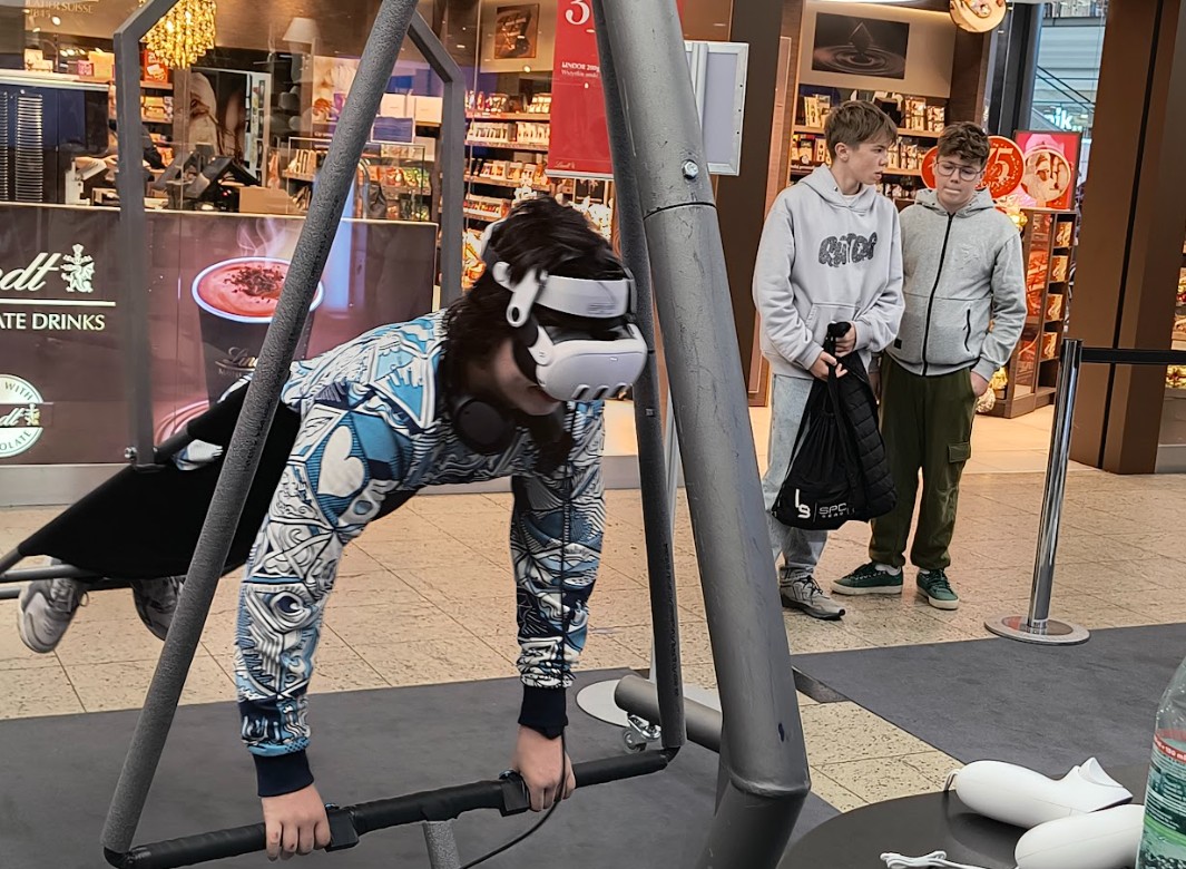 Dziewczynak lata w VR na symulatorze lotni.