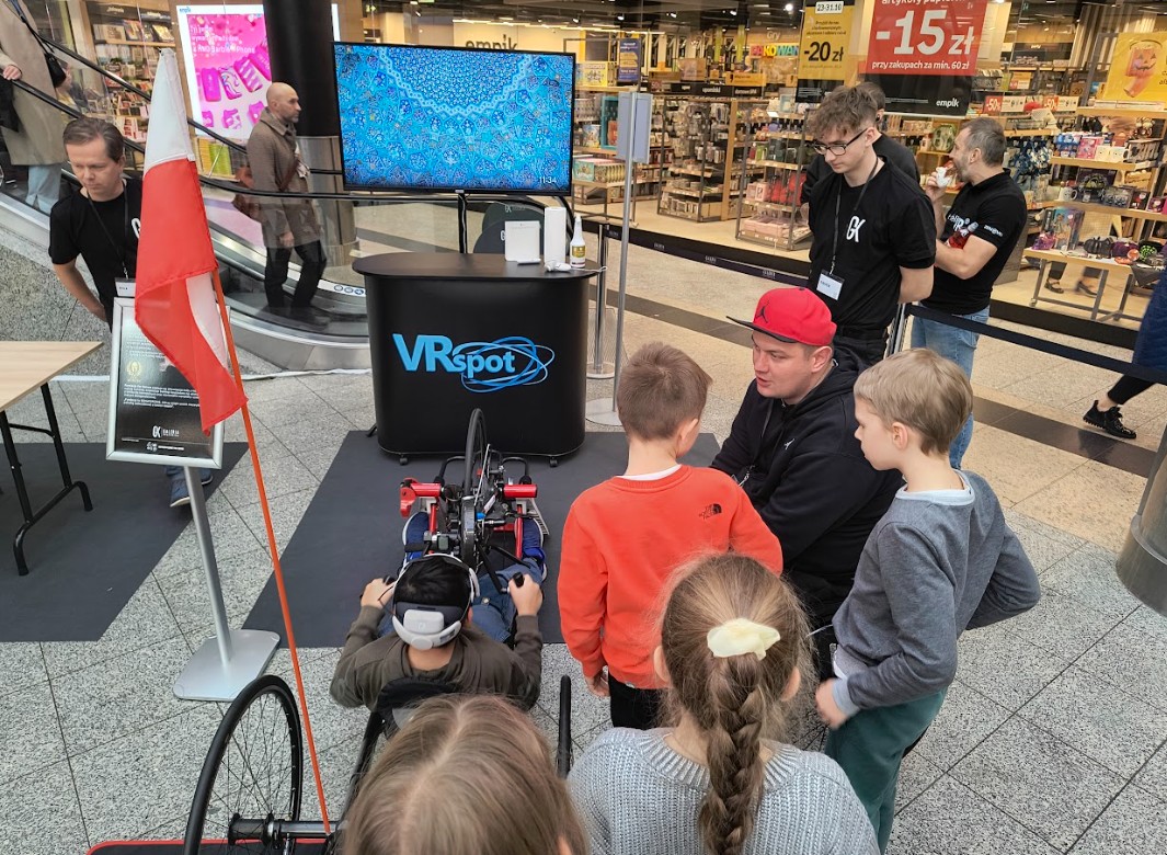 Dzieci wyścigują się na prawdziwym handbikeu lecz na torze w VR.