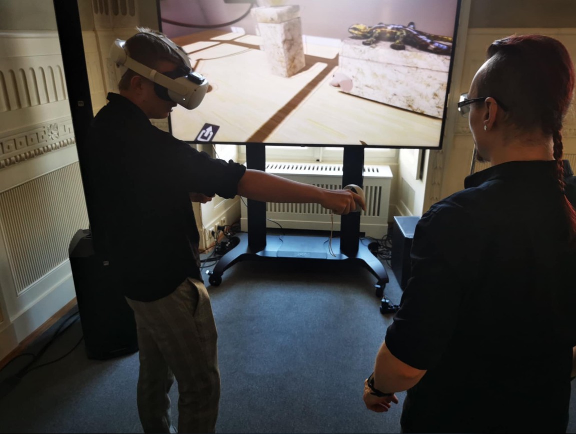 Uczestnik grający w symulator VR, prezentujący świat widziany oczyma osoby z deficytem barw