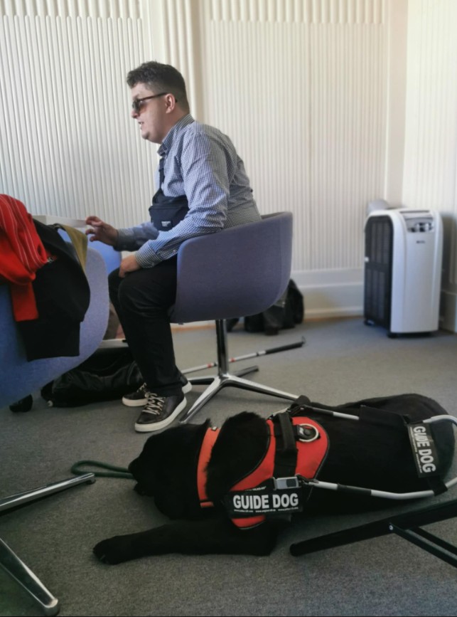 Jakub Stefańczyk z psem przewodnikiem Porterem